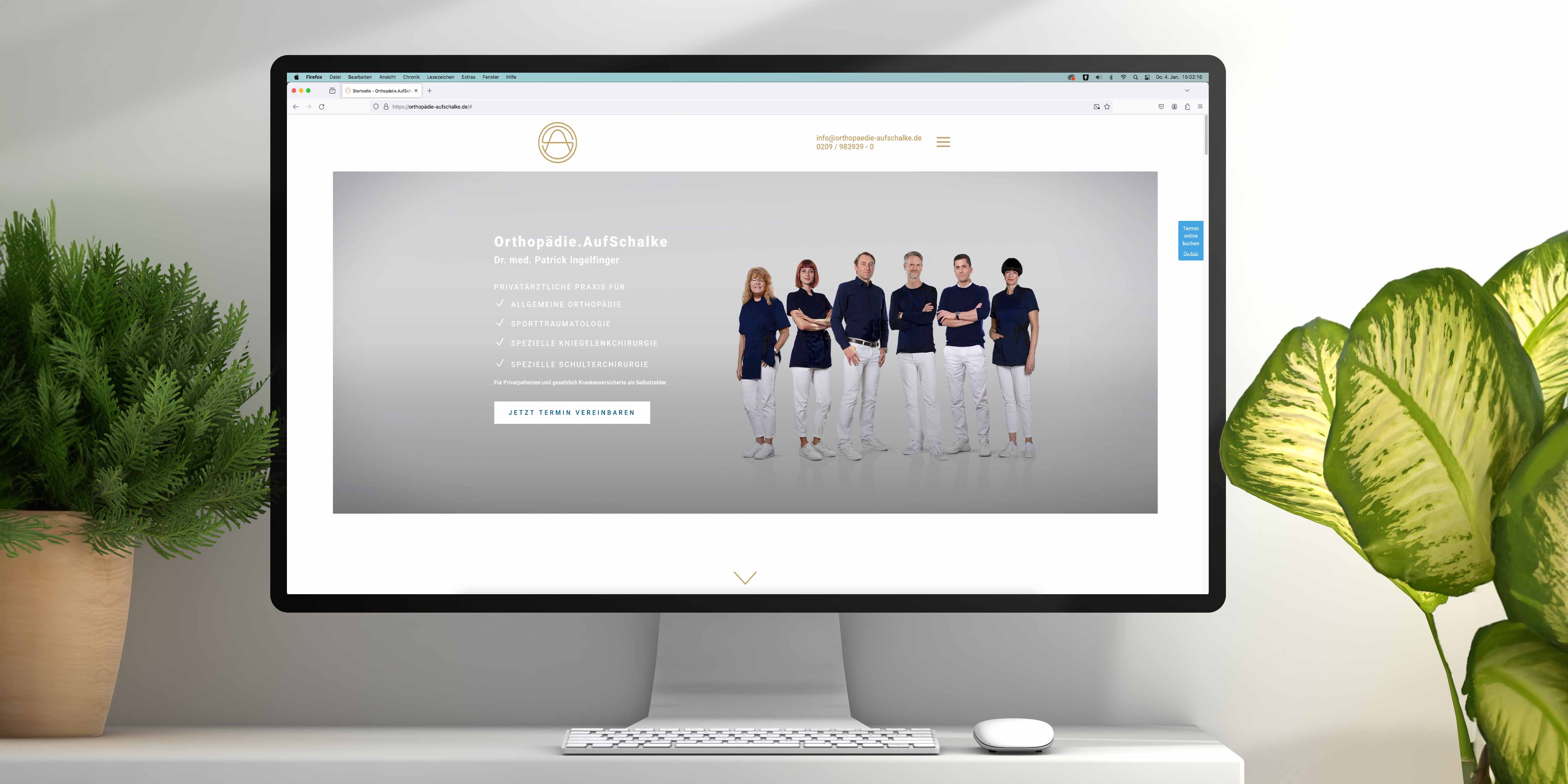 Das Display eines Computers. Auf ihm wird der sehr edle und professionell gestaltete Webauftritt einer orthopädischen Praxis gezeigt.