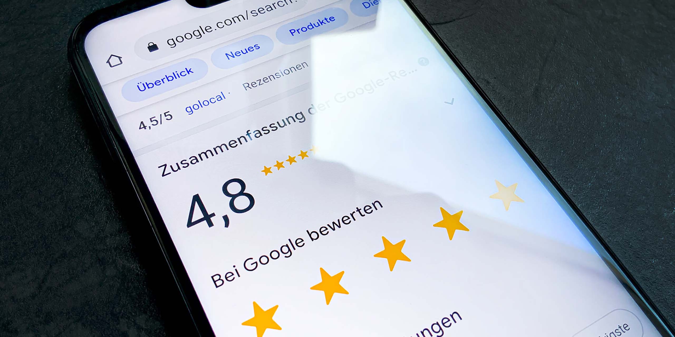 Das Display eines Handys. Auf ihm ist eine sehr gute Google-Bewertung für eine Arztpraxis zu erkennen, die auch auf die professionelle und informative Internetpräsenz der Praxis zurückzuführen ist.