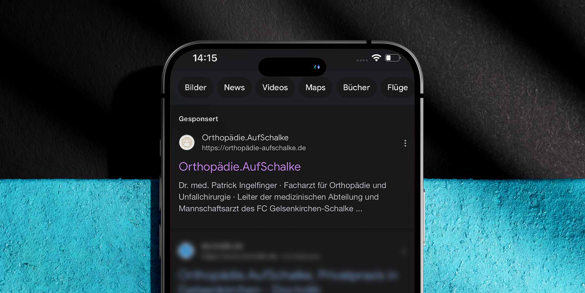 Eine Abbildung eines Handy-Displays, auf dem die Suchergebnisse für orthopädische Praxen zu sehen sind. Ganz oben steht eine Praxis, die von Artvertisement betreut wird und ein professionelles Google-Ads-Management erhalten hat.