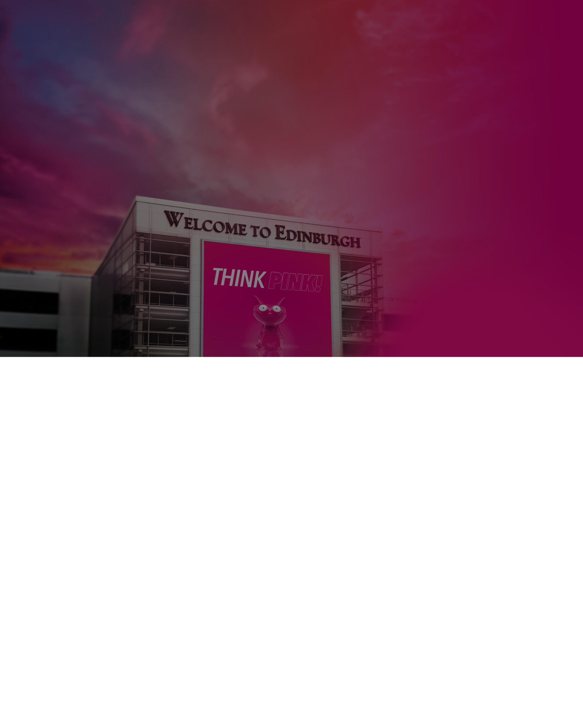 Das Bild zeigt eine riesige pinke Bannerwerbung an einer Hausfassade. Auf dem Banner ist ein pinker Werbeartikel mit der Headline Think Pink zu sehen.